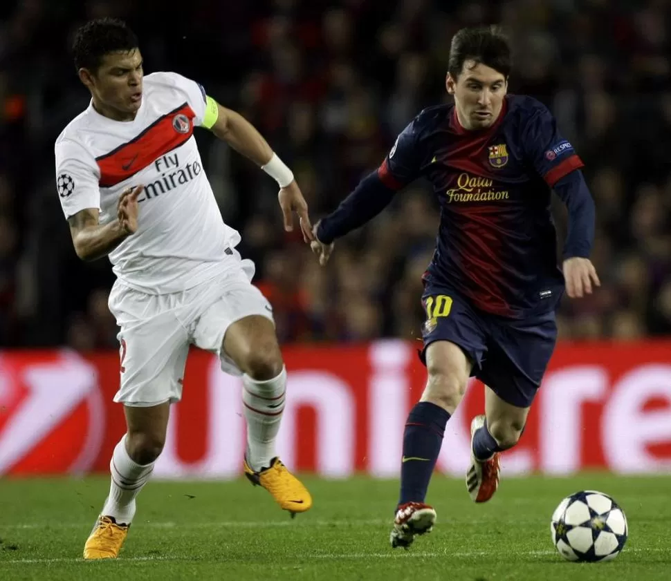 LE DIO VIDA. Messi, que se adelanta a Thiago Silva, llegó desde el banco para inclinar la balanza en favor de Barcelona. 