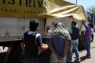 Un camionero intentó retirar 600 bolsas de azúcar con papeles falsos y fue detenido