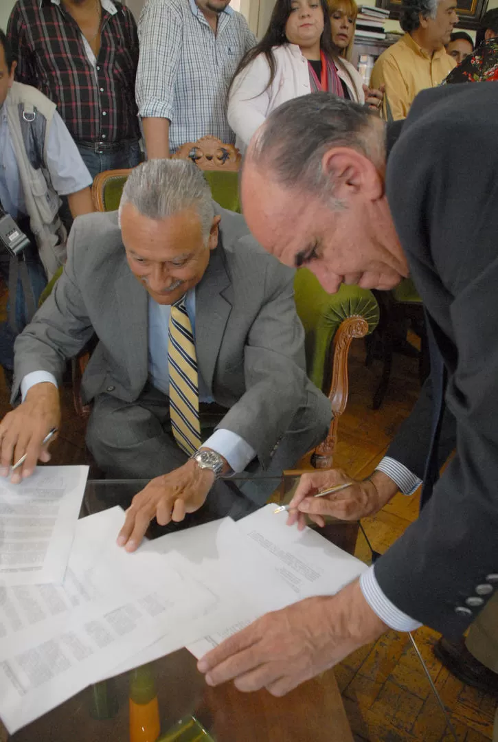 CIERRE. Los ministros Jorge Jiménez y Edmundo Jiménez ponen su firma. PRENSA Y DIFUSIóN 