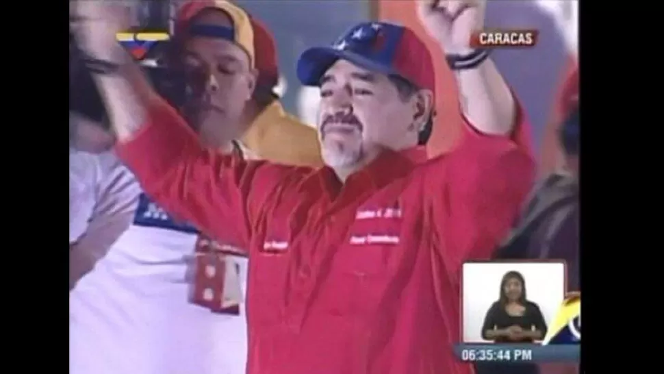 CARACTERIZADO. Maradona lució un atuendo similar al que utilizaba el fallecido Hugo Chávez. FOTO TOMADA DE PERU.COM
