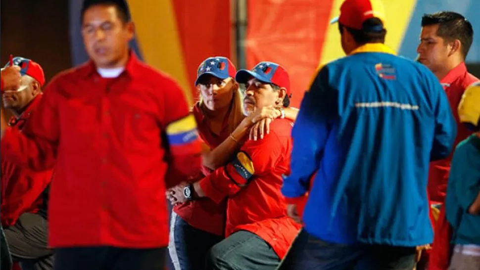 AMOR A LA VENEZOLANA. Diego y Rocío abrazos en plena campaña de Maduro. FOTO TOMADA DE MINUTOUNO.COM.AR