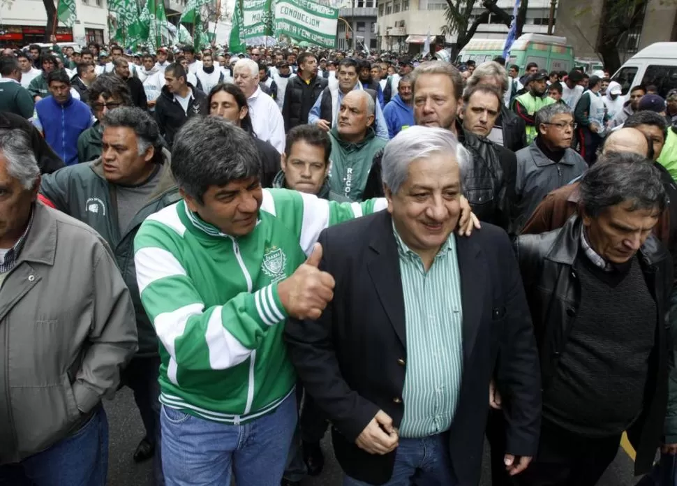 ¿APOYARA LA CGT? Piumato (de saco), junto a Pablo Moyano, hijo del actual líder de la CGT opositora al Gobierno. DYN (ARCHIVO)