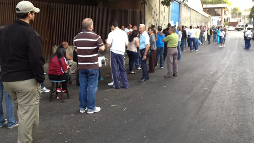 GRAN INTERÉS. Largas filas de votantes se congregan desde muy temprano para votar en Venezuela. FOTO TOMADA DE INFOBAE.COM