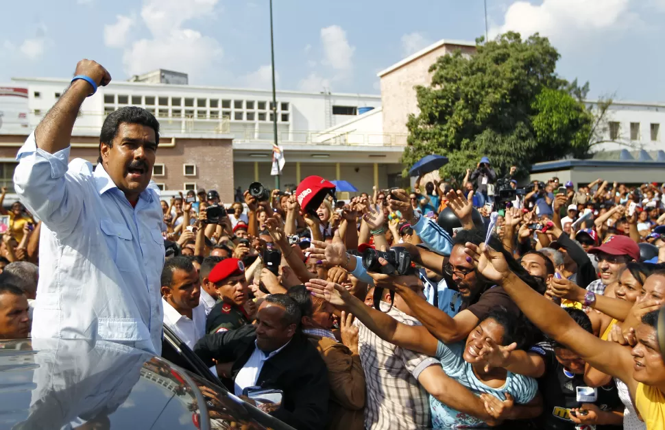 CONFIADO. El saludo de Maduro a sus seguidores, después de votar. REUTERS