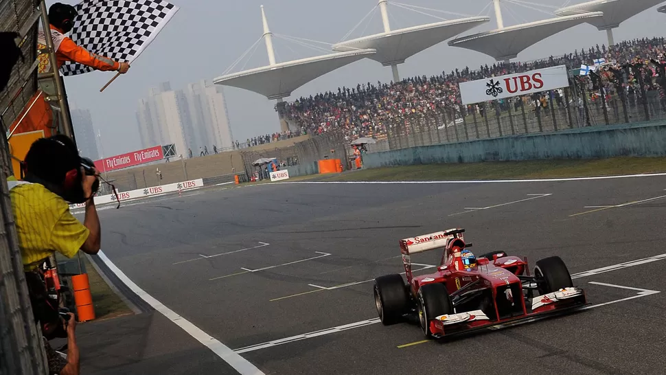 FUE LETAL. Sin rivales a la vista, Fernando Alonso recibe la bandera a cuadros a bordo de su Ferrari. FOTO PRENSA FERRARI