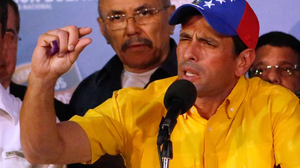 POR POCO. Capriles exige al Consejo Nacional Electoral que se abran las urnas y se cuente voto por voto. REUTERS