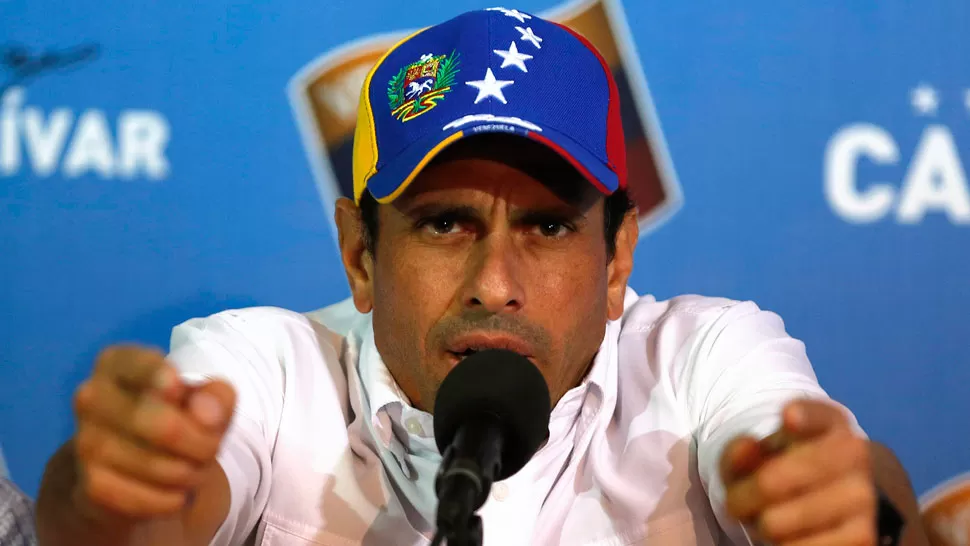 A LA CALLE. Capriles convocó a sus seguidores a exigir un recuento. REUTERS.
