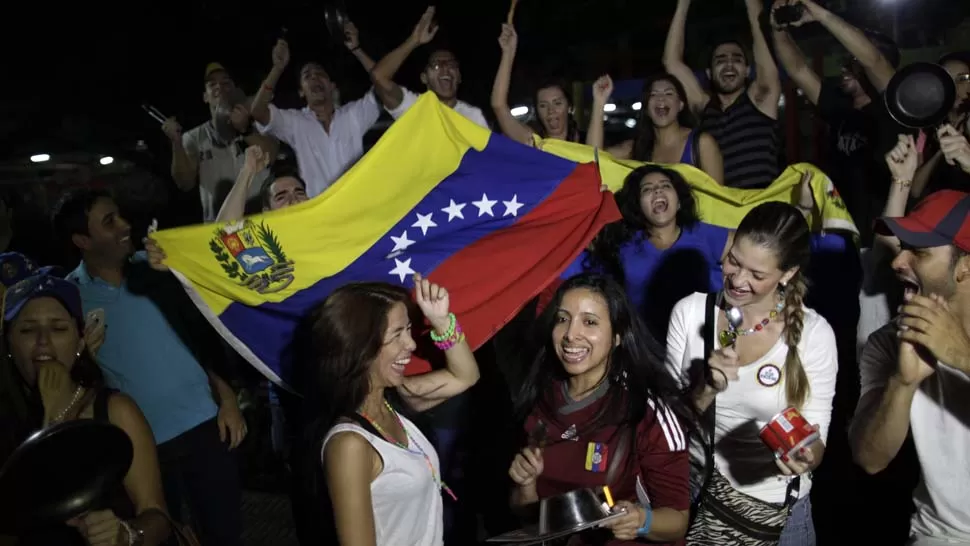 EN EL EXTRANJERO. Un grupo de venezolanos residentes en Panamá se manifiesta a favor de Capriles. REUTERS