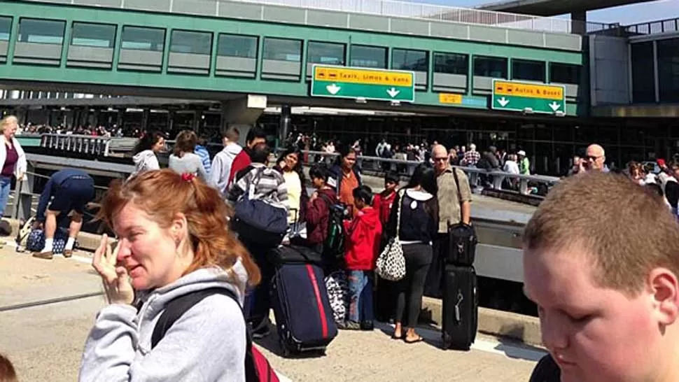 MIEDO. Los pasajeros tuvieron que salir del aeropuerto. FOTO TOMADA DE TWITTER