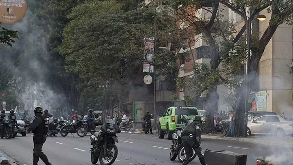 DESMANES. El llamado de Capriles a protestar terminó con disturbios y muertos. REUTERS