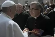 Messi y el Papa, unidos por una camiseta del Barcelona