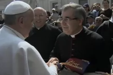 Messi y el Papa, unidos por una camiseta del Barcelona