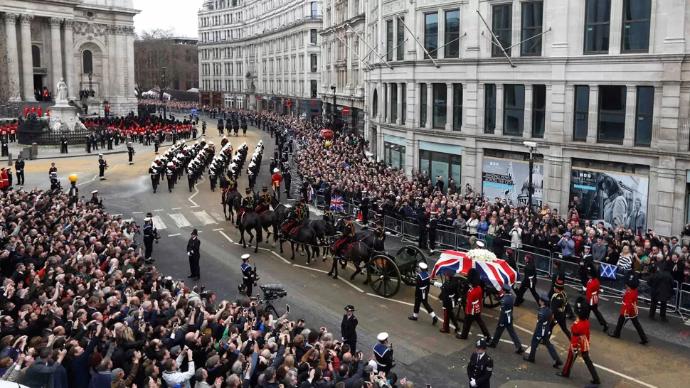 DESPEDIDA. Seguidores de Thatcher se agolparon en las calles para saludar a la ex primera ministra británica. REUTERS