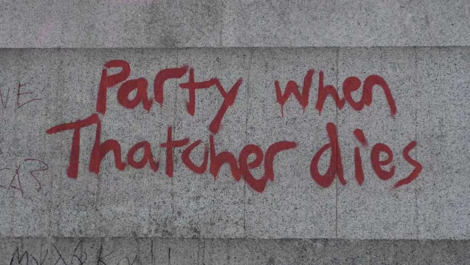 SIN LAGRIMAS. Las paredes llamaron a festejar la muerte de Thatcher. FOTOS DEL TWITTER DE @ARBOLIOTO