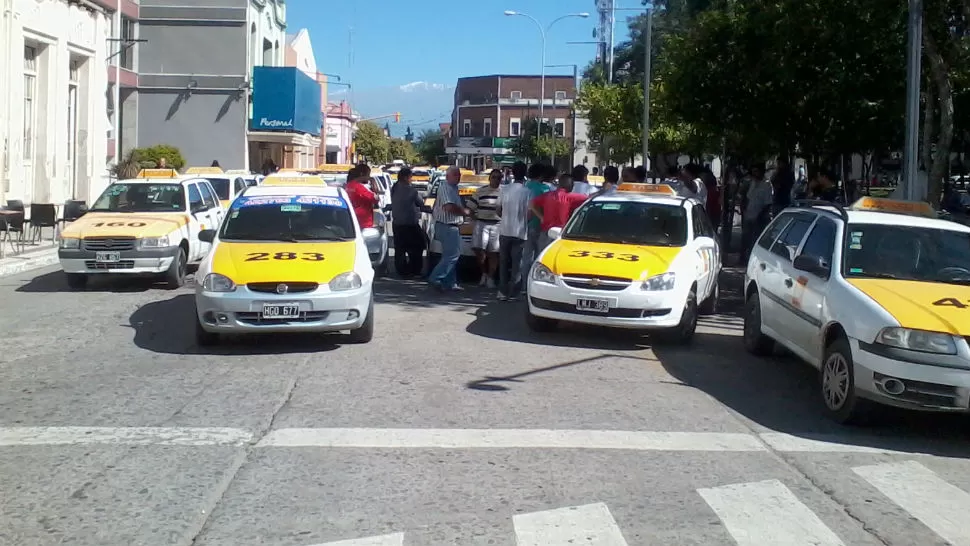 NO PASA NADIE. Taxistas cortaron las calles de Concepción. LA GACETA / FOTO DE RODOLFO CASEN
