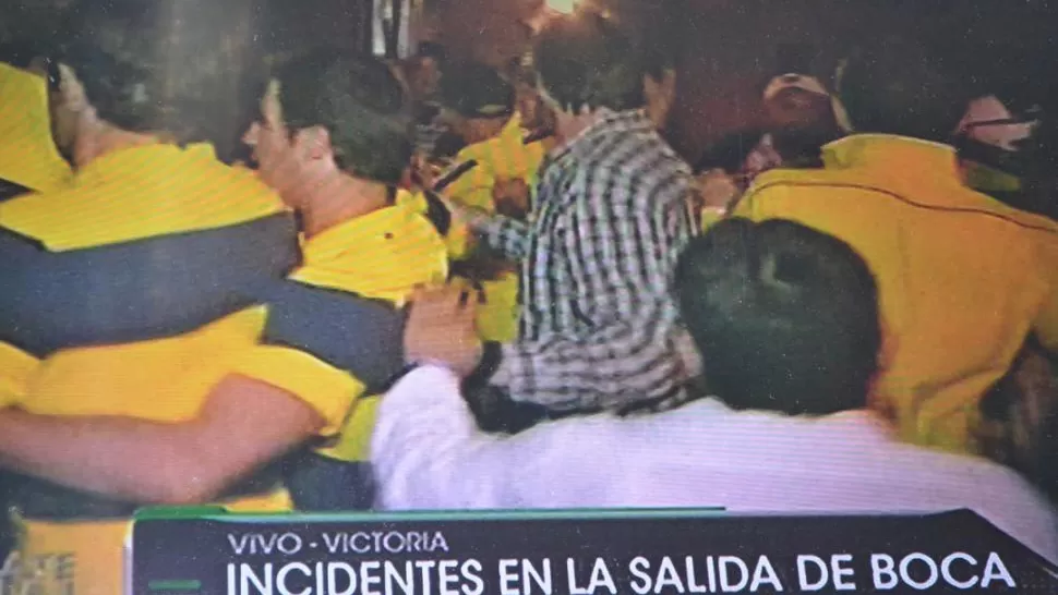 PAPELON. Los jugadores de Boca se agarraron a golpes de puños con simpatizantes de Tigre. CAPTURA DE VIDEO