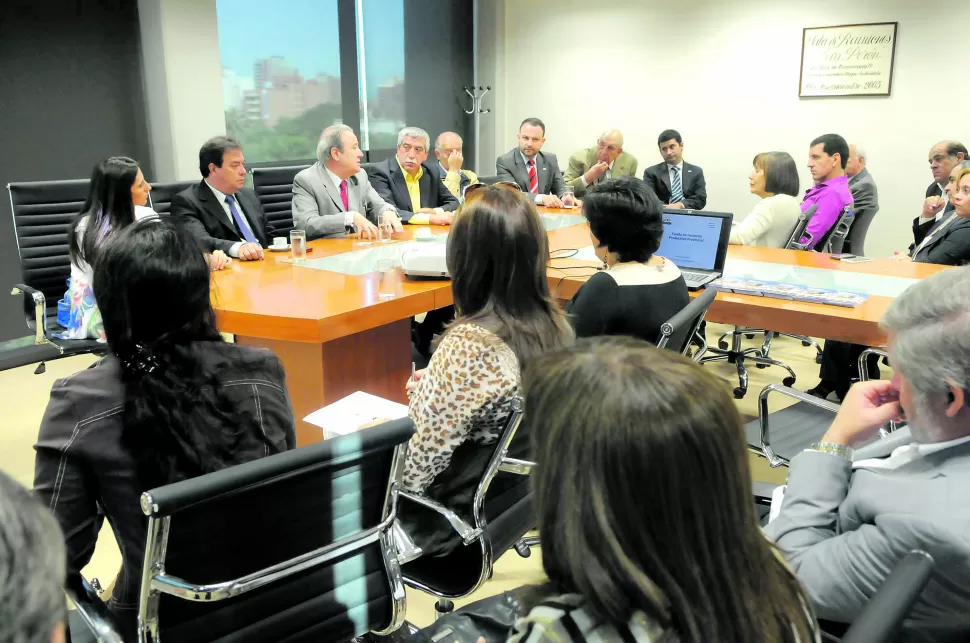 OFICIALISTAS. El ministro de Producción, Jorge Feijóo, habló ayer con los alperovichistas. Tras la charla, los parlamentarios discutieron la polémica con la Corte.
