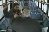 Un chofer le dio una paliza y bajó del colectivo a un pasajero