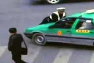 Un taxista arrastró a un policía para evitar una multa