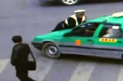 Un taxista arrastró a un policía para evitar una multa