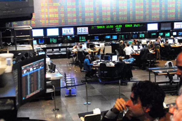 Retrocedió el dólar paralelo y cayó la Bolsa