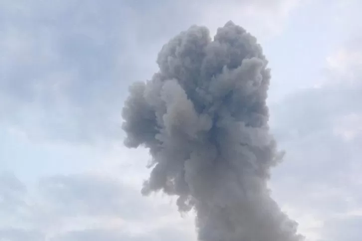 COLUMNO DE HUMO. La imagen muestra el impacto de la explosión. REUTERS.