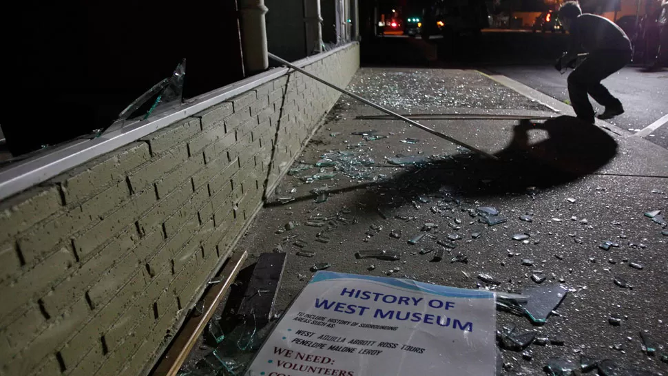 ONDA EXPANSIVA. El estruendo de la explosión destrozó vidrieras a varias cuadras de la planta. REUTERS
