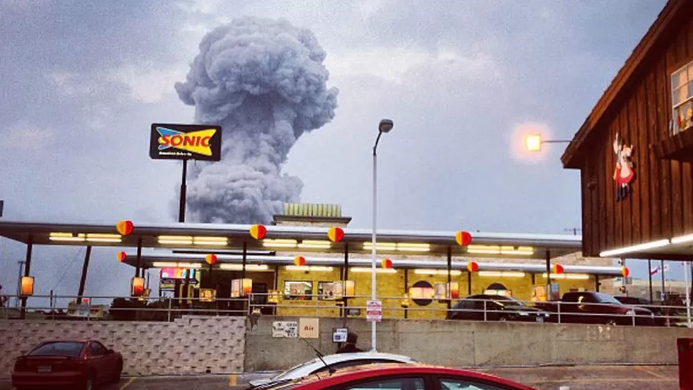 A LA DISTANCIA. Así se observaba la explosión a lo lejos. FOTO TOMADA DE REGISTERGUARD.COM 