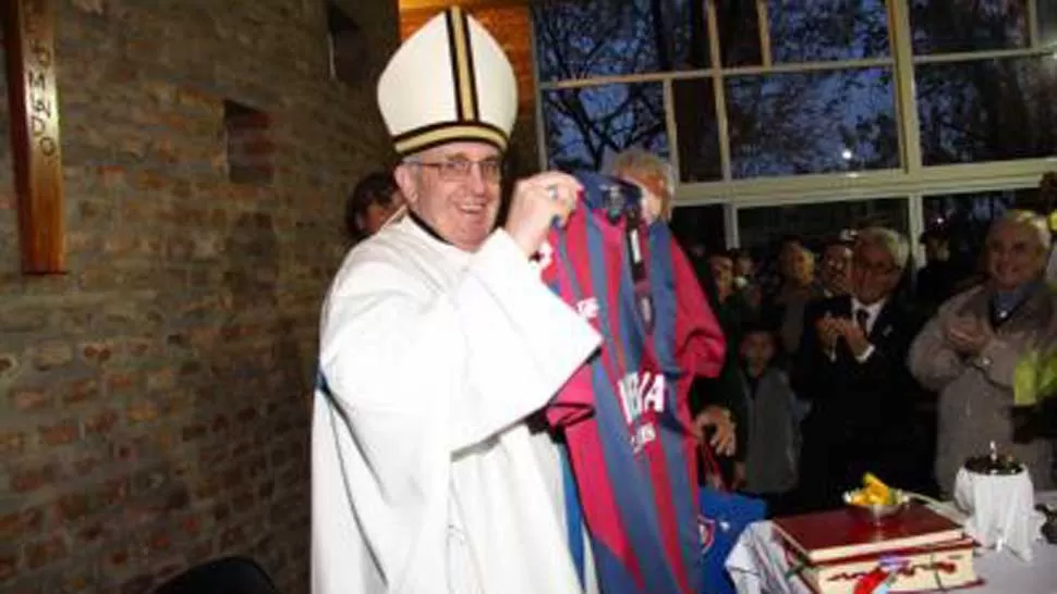 CORAZON ARGENTINO. El Papa, cuando todavía era Bergoglio, con la camiseta del club de sus amores, San Lorenzo. DYN
