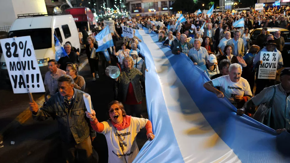 CON LA BANDERA ARGENTINA. Los manifestantes mezclaron las pancartas con banderas. DYN