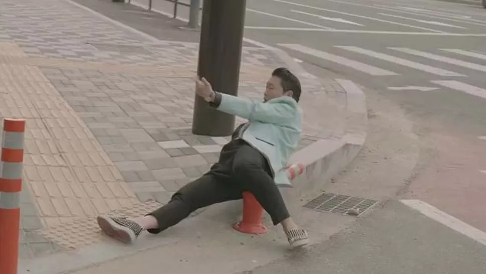 VIDEO POLÉMICO. Se acusa al rapero surcoreano de dañar una señal de Prohibido estacionar. FOTO TOMADA DE METRO.CO.UK