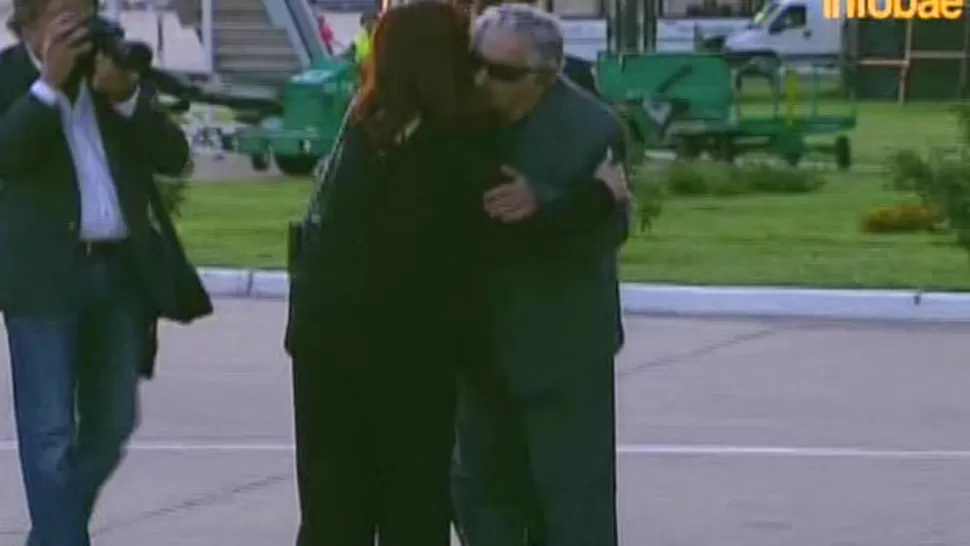 BESOS. Mujica y Cristina se  saludaron con normalidad en el aeroparque Jorge Newbery. FOTO TOMADA DE INFOBAE.COM