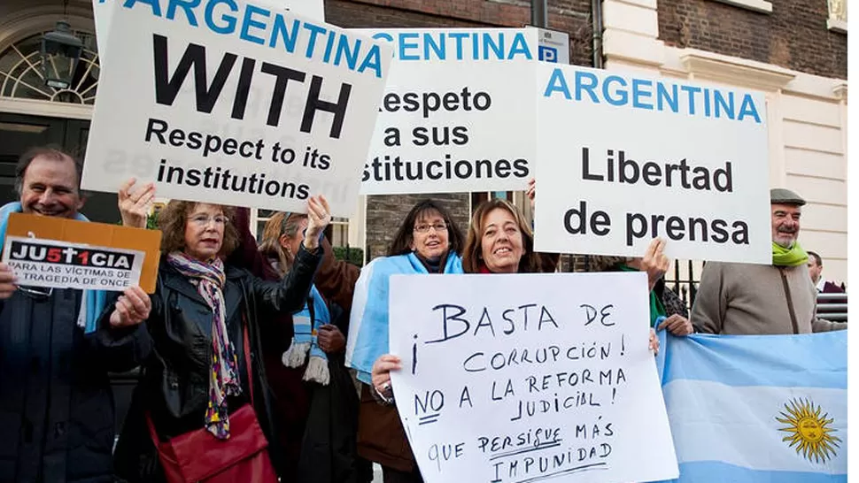 EN LONDRES. Argentinos expresaron su disconformidad con las políticas del gobierno de Cristina Fernández. FOTO TOMADA DE CLARIN.COM