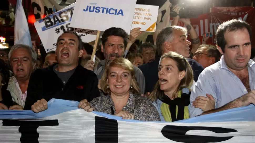 EN MARCHA. Los dirigentes a la cabeza de la marcha sostenían una bandera argentina que versa Sin justicia no hay futuro. DYN