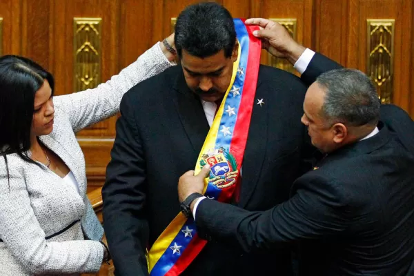 Maduro juró por Chávez al asumir como presidente de Venezuela
