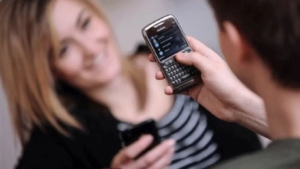 COSTUMBRE. Los jóvenes presumen vía celular, según estudio. FOTO TOMADA DE INFOBAE.COM