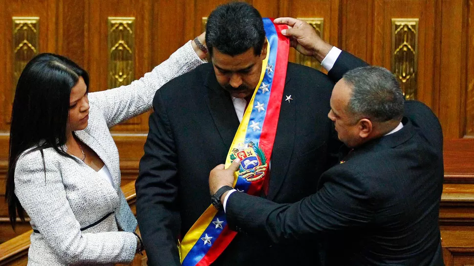 EL SUCESOR. La hija de Hugo Chávez le colocó la banda presidencial a Maduro. REUTERS