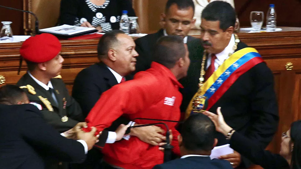 TENSO MOMENTO. Un hombre vestido de rojo interrumpió al presidente Nicolás Maduro.  TELAM
