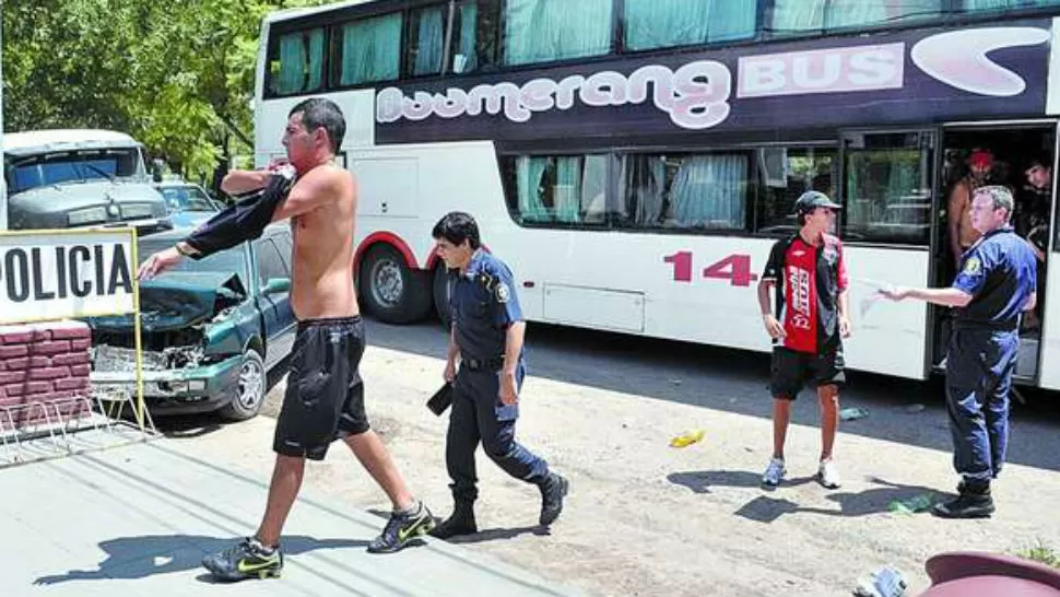 UNA VEZ MAS. Barras de Colón se enfrentaron con la policía. FOTO TOMADA DE OLE.COM