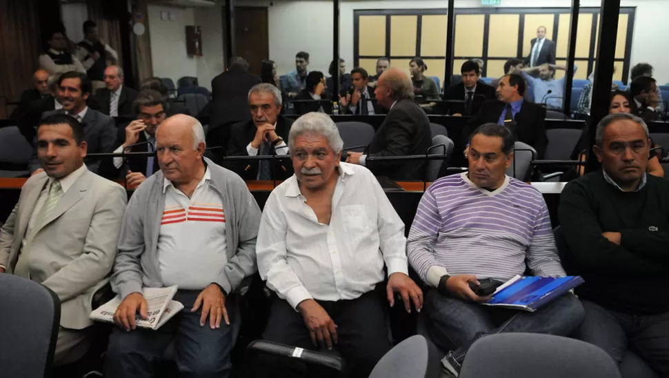 CONDENADOS. El sindicalista José Angel Pedraza (centro) junto a algunos de los imputados.  DYN