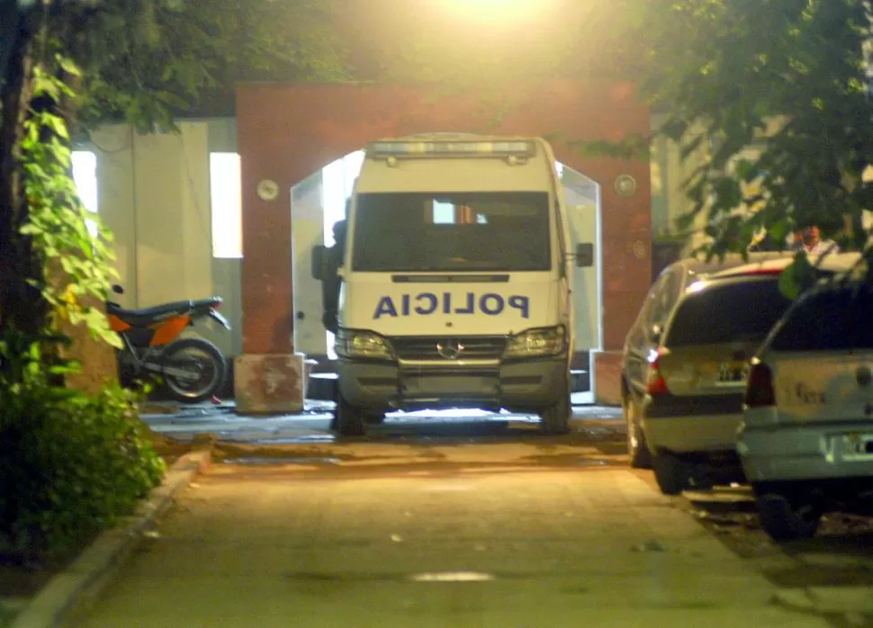 EN LA ENTRADA. Una combi policial ingresó al edificio con cinco menores. LA GACETA / FOTO DE ENRIQUE GALINDEZ