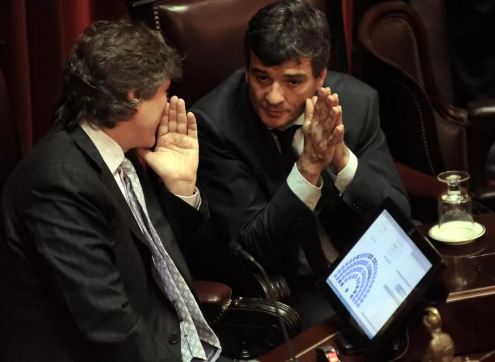 VOCEROS. Los senadores oficialistas Miguel Pichetto y Aníbal Fernández, fueron los estrategas en la sesión de ayer que duró más de siete horas. DYN