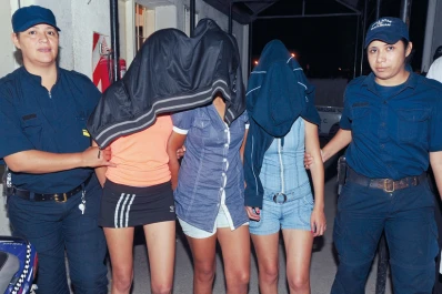 En moto, tres chicas salían a robar carteras