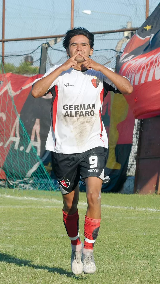 CONTUNDENCIA. Marcelo Lazarte celebra el cuarto gol de Amalia, que no tuvo problema para derrotar a Independiente (F). LA GACETA / FOTO DE HÉCTOR PERALTA