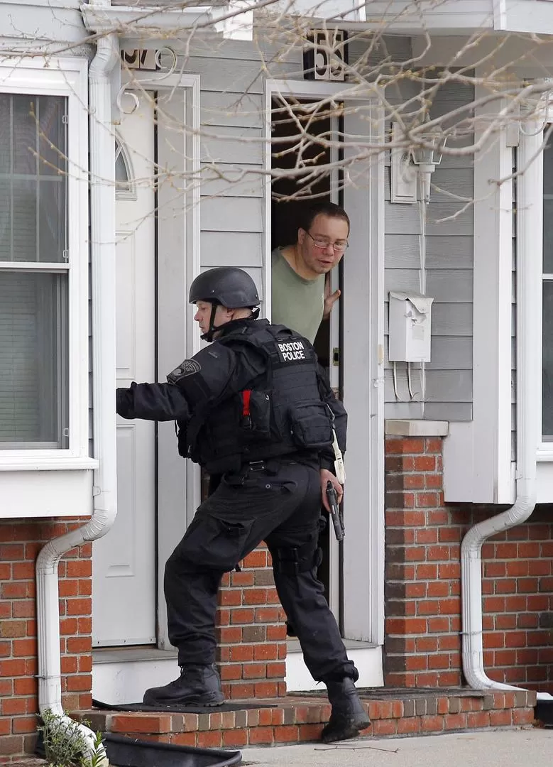 SOSPECHOSOS. Dzhokhar (de gorra blanca) y Tamerlan Tsarnaev (de gorra oscura) fueron rastreados por el FBI. FOTOS REUTERS
