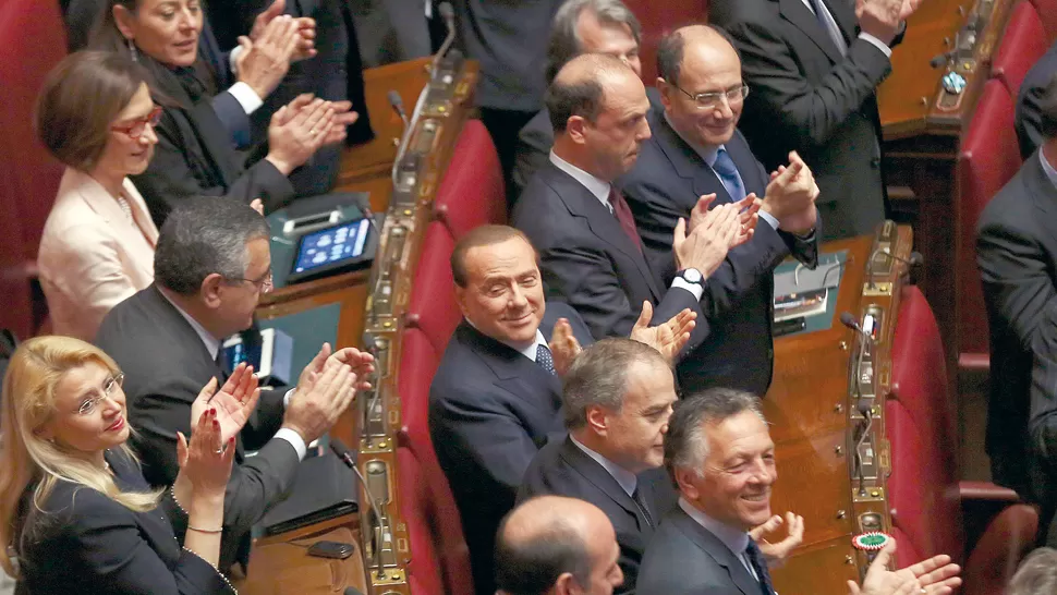 ALEGRÍA DERECHISTA. Berlusconi (en el centro) votó por Giorgio Napolitano. REUTERS