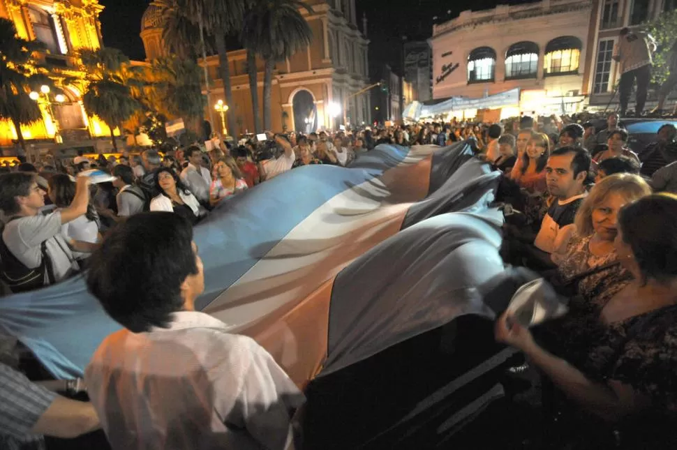 EL COLOR DE LA PROTESTA. En la plaza Independencia se desplegó una extensa Bandera Nacional durante la manifestación del jueves pasado. LA GACETA / FOTO DE OSCAR FERRONATO