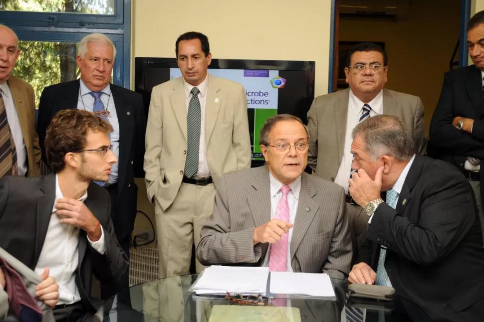 ASUNCIÓN. Bercovich, Fiorito y Cerisola (de izquierda a derecha), en la mesa del directorio de Canal 10. LA GACETA / FOTO DE DIEGO ARáOZ