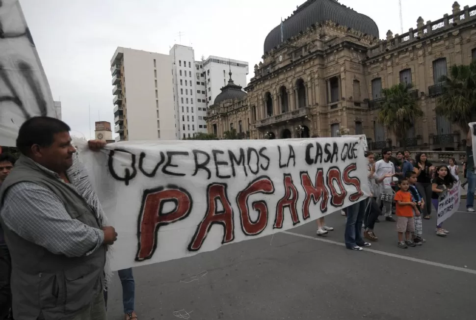 PROTESTAS. Preadjudicatarios realizaron numersas manifestaciones en el centro de San Miguel de Tucumán. ARCHIVO LA GACETA / FOTO DE INES QUINTEROS ORIO 