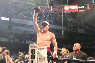 Canelo es múltiple campeón superwelter